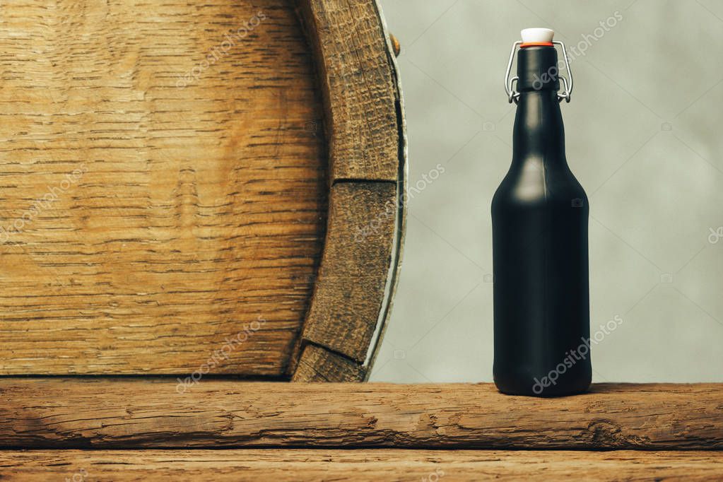 Frisch abgefüllte Bierflaschen auf einem Förderband