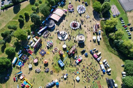 Dorf- oder Vereinsfest mit Schankwagen und Festzelt